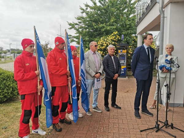 Błękitna flaga w Porcie Jachtowym w Kołobrzegu [GALERIA]-GospodarkaMorska.pl
