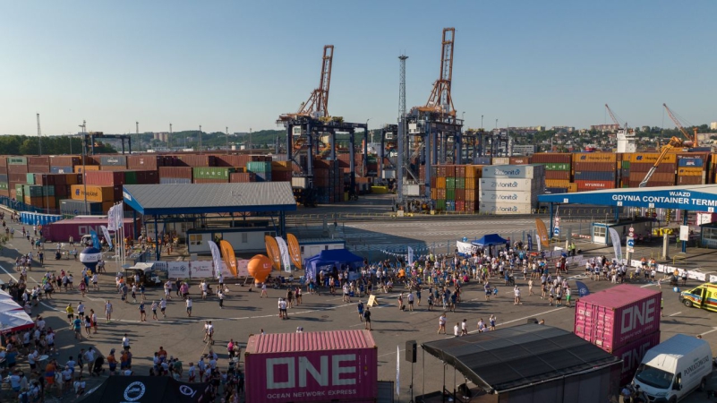 [WIDEO, FOTO] ONE Terminal RUN Hutchison Ports Gdynia 2022. Biegli między kontenerami by pomóc sierotom z Ukrainy-GospodarkaMorska.pl