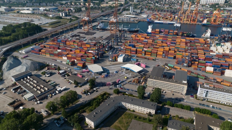 [WIDEO, FOTO] ONE Terminal RUN Hutchison Ports Gdynia 2022. Biegli między kontenerami by pomóc sierotom z Ukrainy-GospodarkaMorska.pl