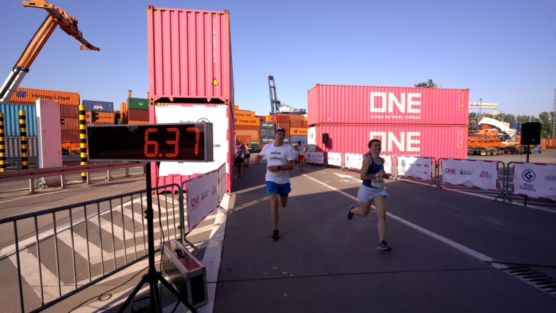 [WIDEO, FOTO] ONE Terminal RUN Hutchison Ports Gdynia 2022. Biegli między kontenerami by pomóc sierotom z Ukrainy-GospodarkaMorska.pl