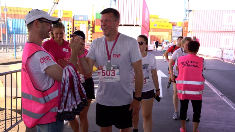 [WIDEO, FOTO] ONE Terminal RUN Hutchison Ports Gdynia 2022. Biegli między kontenerami by pomóc sierotom z Ukrainy-GospodarkaMorska.pl