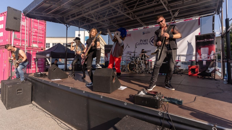 [WIDEO, FOTO] ONE Terminal RUN Hutchison Ports Gdynia 2022. Biegli między kontenerami by pomóc sierotom z Ukrainy-GospodarkaMorska.pl