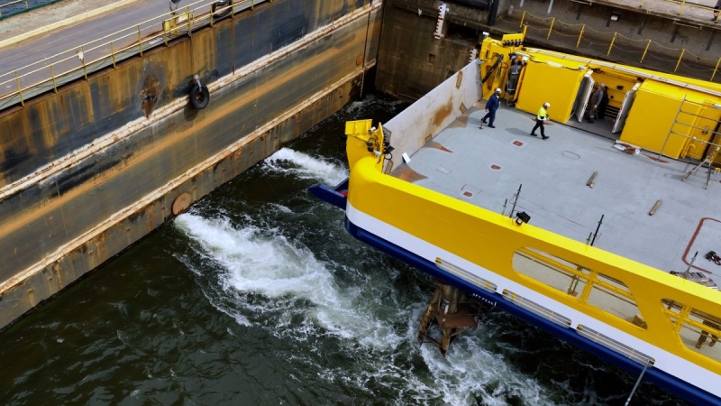 [WIDEO, ZDJĘCIA] Kolejny ekologiczny prom elektryczny zwodowany w stoczni Crist. Jego ładowanie trwa kilka minut-GospodarkaMorska.pl