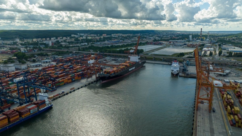 [WIDEO, ZDJĘCIA] Najdłuższy statek w historii GCT. Zobacz rozładunek Toltena w Porcie Gdynia-GospodarkaMorska.pl