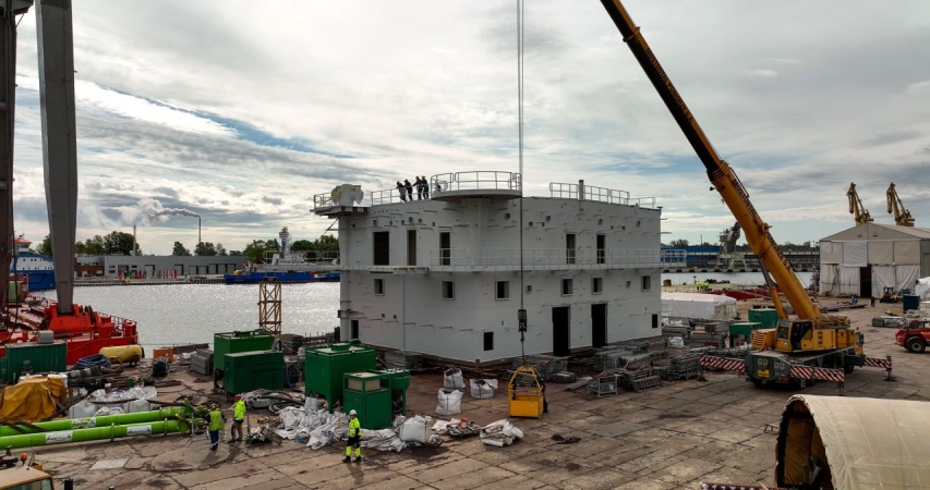 Mostostal Pomorze. Ponad 300-tonowa trafostacja w drodze do Danii [WIDEO]-GospodarkaMorska.pl