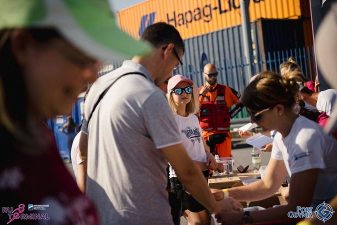 Bieg po terminalu GCT 2022. Na starcie 730 osób, zebrali 39 tys. zł dla dzieci z Ukrainy [WIDEO]-GospodarkaMorska.pl