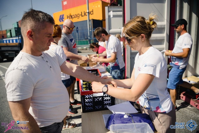 Bieg po terminalu GCT 2022. Na starcie 730 osób, zebrali 39 tys. zł dla dzieci z Ukrainy [WIDEO]-GospodarkaMorska.pl