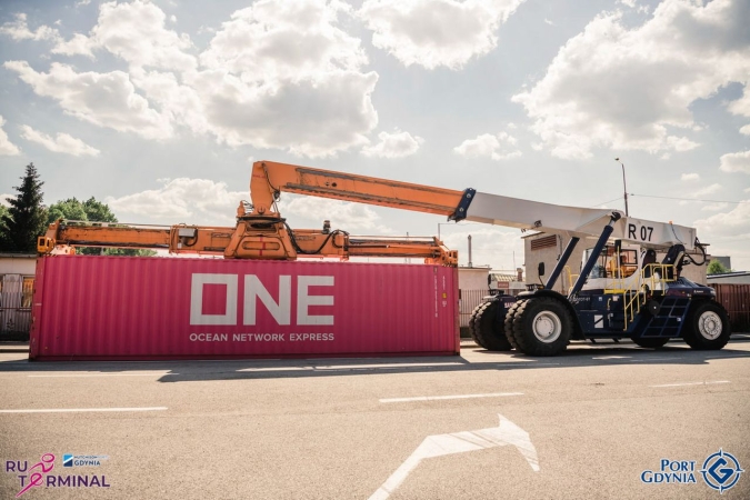 Bieg po terminalu GCT 2022. Na starcie 730 osób, zebrali 39 tys. zł dla dzieci z Ukrainy [WIDEO]-GospodarkaMorska.pl