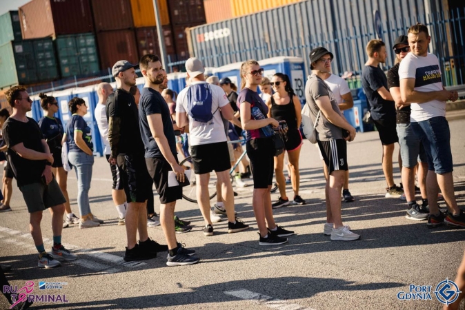 Bieg po terminalu GCT 2022. Na starcie 730 osób, zebrali 39 tys. zł dla dzieci z Ukrainy [WIDEO]-GospodarkaMorska.pl