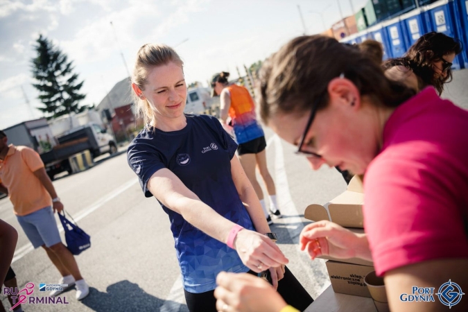 Bieg po terminalu GCT 2022. Na starcie 730 osób, zebrali 39 tys. zł dla dzieci z Ukrainy [WIDEO]-GospodarkaMorska.pl