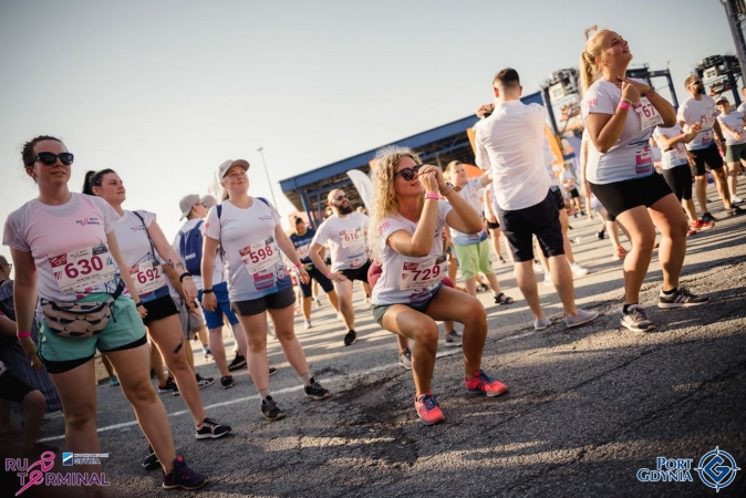 Bieg po terminalu GCT 2022. Na starcie 730 osób, zebrali 39 tys. zł dla dzieci z Ukrainy [WIDEO]-GospodarkaMorska.pl