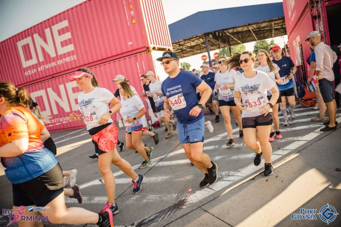 Bieg po terminalu GCT 2022. Na starcie 730 osób, zebrali 39 tys. zł dla dzieci z Ukrainy [WIDEO]-GospodarkaMorska.pl