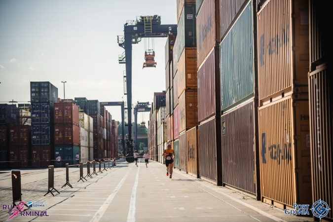 Bieg po terminalu GCT 2022. Na starcie 730 osób, zebrali 39 tys. zł dla dzieci z Ukrainy [WIDEO]-GospodarkaMorska.pl