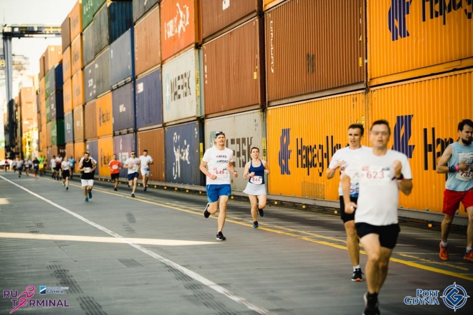 Bieg po terminalu GCT 2022. Na starcie 730 osób, zebrali 39 tys. zł dla dzieci z Ukrainy [WIDEO]-GospodarkaMorska.pl