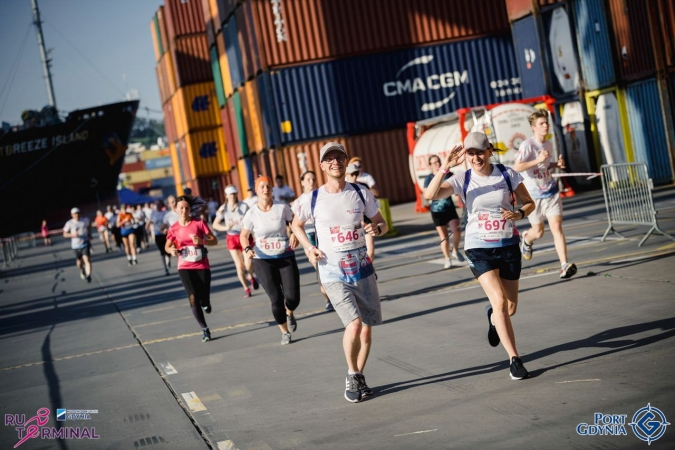Bieg po terminalu GCT 2022. Na starcie 730 osób, zebrali 39 tys. zł dla dzieci z Ukrainy [WIDEO]-GospodarkaMorska.pl