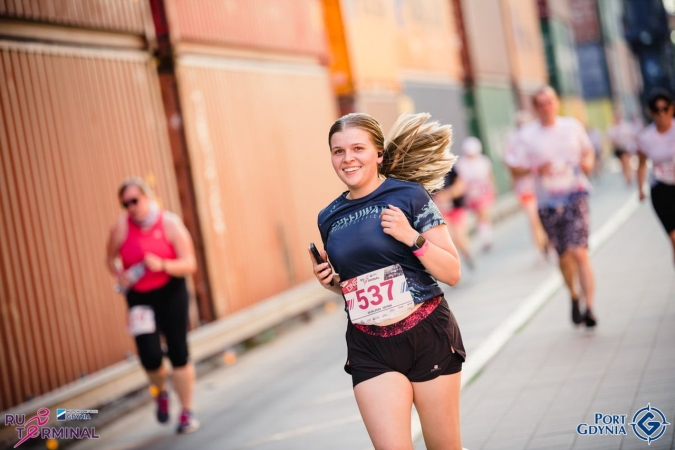 Bieg po terminalu GCT 2022. Na starcie 730 osób, zebrali 39 tys. zł dla dzieci z Ukrainy [WIDEO]-GospodarkaMorska.pl