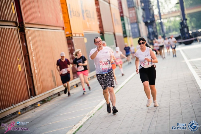 Bieg po terminalu GCT 2022. Na starcie 730 osób, zebrali 39 tys. zł dla dzieci z Ukrainy [WIDEO]-GospodarkaMorska.pl