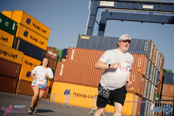 Bieg po terminalu GCT 2022. Na starcie 730 osób, zebrali 39 tys. zł dla dzieci z Ukrainy [WIDEO]-GospodarkaMorska.pl