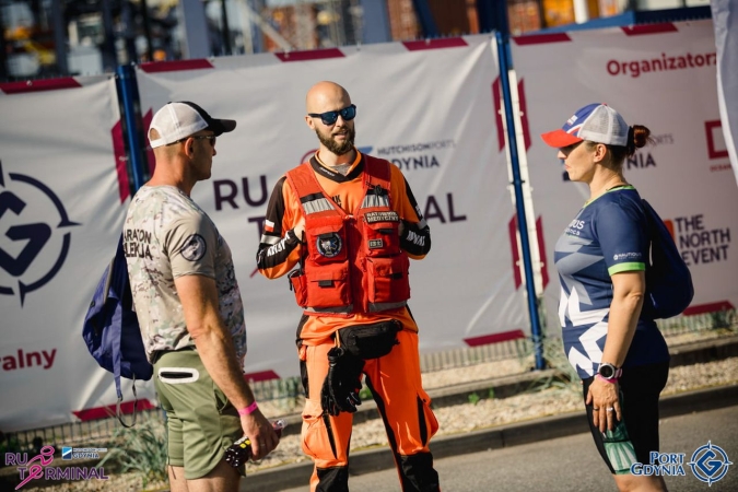 Bieg po terminalu GCT 2022. Na starcie 730 osób, zebrali 39 tys. zł dla dzieci z Ukrainy [WIDEO]-GospodarkaMorska.pl