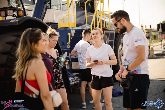 Bieg po terminalu GCT 2022. Na starcie 730 osób, zebrali 39 tys. zł dla dzieci z Ukrainy [WIDEO]-GospodarkaMorska.pl