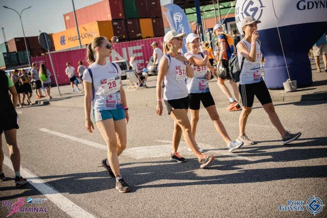 Bieg po terminalu GCT 2022. Na starcie 730 osób, zebrali 39 tys. zł dla dzieci z Ukrainy [WIDEO]-GospodarkaMorska.pl