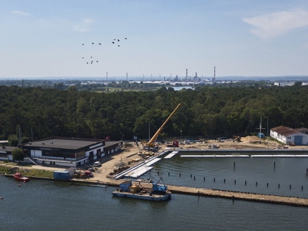 Żelbetowe pomosty ustawione w Porcie Jachtowym w Gdańsku [WIDEO, FOTO]-GospodarkaMorska.pl