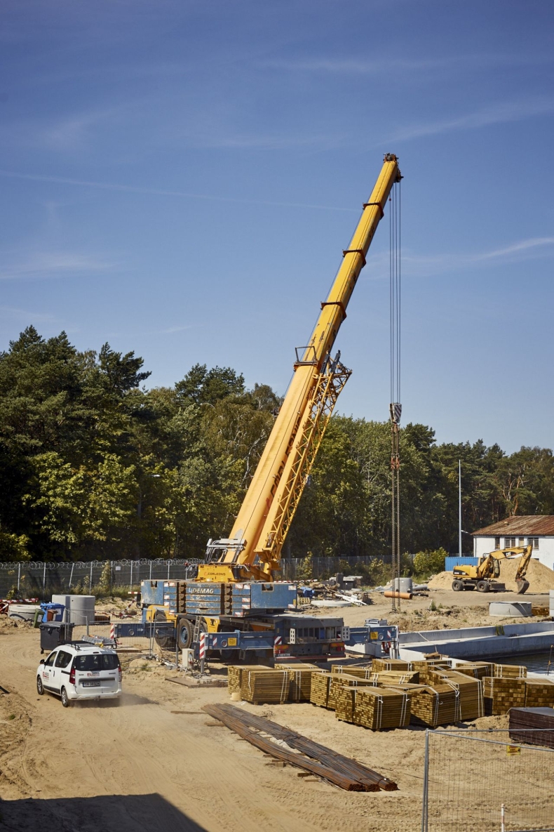Żelbetowe pomosty ustawione w Porcie Jachtowym w Gdańsku [WIDEO, FOTO]-GospodarkaMorska.pl