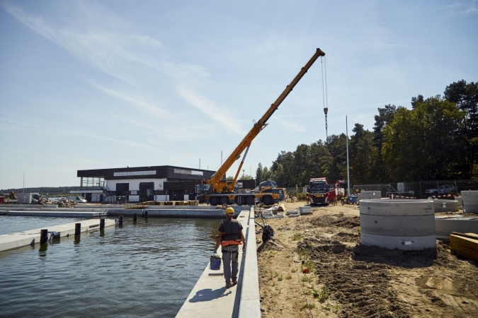 Żelbetowe pomosty ustawione w Porcie Jachtowym w Gdańsku [WIDEO, FOTO]-GospodarkaMorska.pl