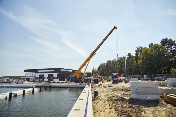 Żelbetowe pomosty ustawione w Porcie Jachtowym w Gdańsku [WIDEO, FOTO]-GospodarkaMorska.pl