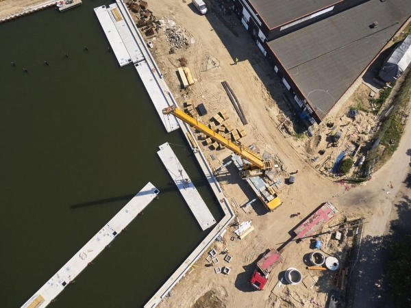 Żelbetowe pomosty ustawione w Porcie Jachtowym w Gdańsku [WIDEO, FOTO]-GospodarkaMorska.pl