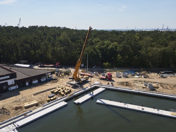 Żelbetowe pomosty ustawione w Porcie Jachtowym w Gdańsku [WIDEO, FOTO]-GospodarkaMorska.pl