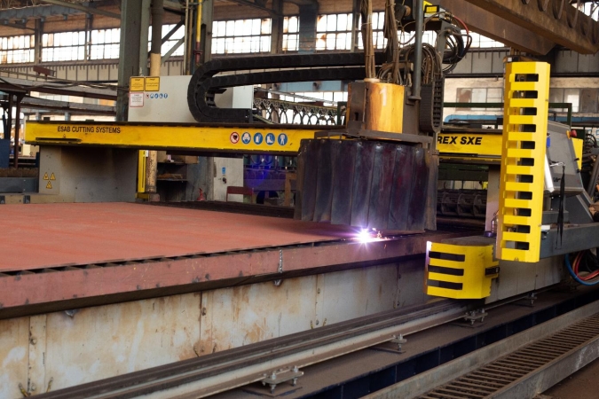 Stocznia Crist. Za nami ceremonia cięcia blach do budowy specjalistycznego pontonu  [ZDJĘCIA]-GospodarkaMorska.pl