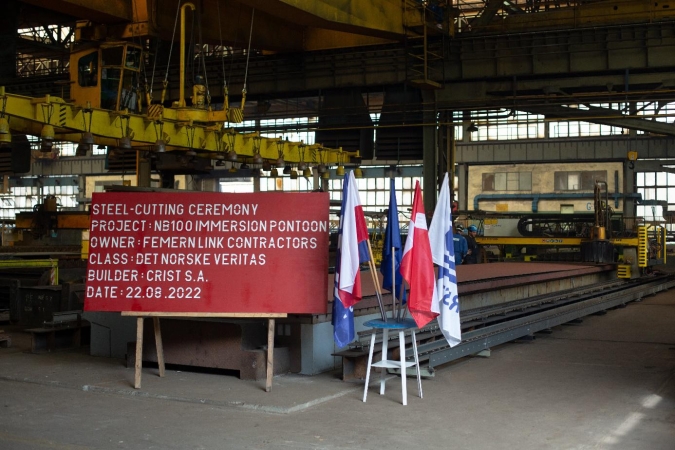 Stocznia Crist. Za nami ceremonia cięcia blach do budowy specjalistycznego pontonu  [ZDJĘCIA]-GospodarkaMorska.pl