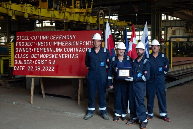 Stocznia Crist. Za nami ceremonia cięcia blach do budowy specjalistycznego pontonu  [ZDJĘCIA]-GospodarkaMorska.pl