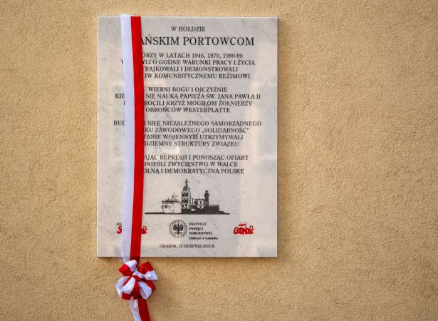 Port Gdańsk. Upamiętniono walkę portowców z reżimem komunistycznym [ZDJĘCIA]-GospodarkaMorska.pl