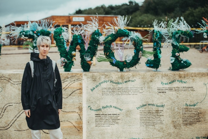 Plaża Brzeźno. Zobacz artystyczną odpowiedź na śmiecenie morza [ZDJĘCIA]-GospodarkaMorska.pl