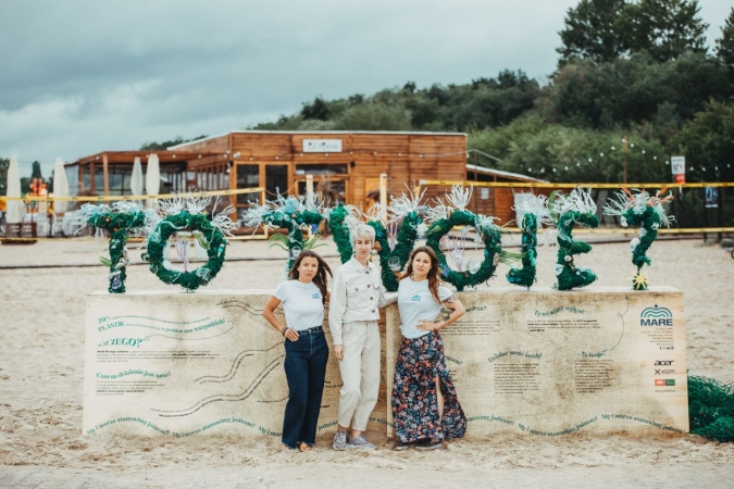 Plaża Brzeźno. Zobacz artystyczną odpowiedź na śmiecenie morza [ZDJĘCIA]-GospodarkaMorska.pl