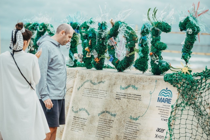 Plaża Brzeźno. Zobacz artystyczną odpowiedź na śmiecenie morza [ZDJĘCIA]-GospodarkaMorska.pl