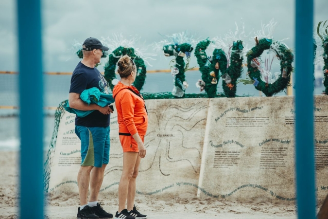 Plaża Brzeźno. Zobacz artystyczną odpowiedź na śmiecenie morza [ZDJĘCIA]-GospodarkaMorska.pl
