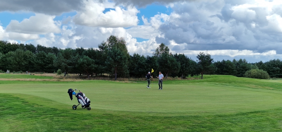 Morska Liga Golfa Postołowo 2022. Sprawdziliśmy, jak przebiega turniej [ZDJĘCIA]-GospodarkaMorska.pl