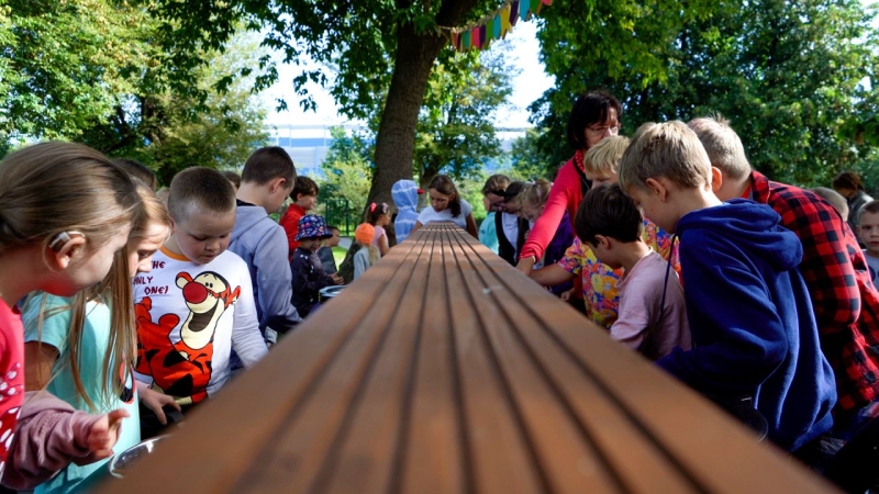 DCT Gdańsk wspiera sąsiadów. Kuchnia błotna już na placu zabaw SP nr 61 [WIDEO, ZDJĘCIA]-GospodarkaMorska.pl
