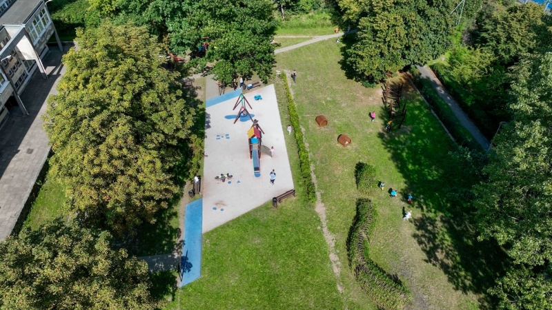 DCT Gdańsk wspiera sąsiadów. Kuchnia błotna już na placu zabaw SP nr 61 [WIDEO, ZDJĘCIA]-GospodarkaMorska.pl