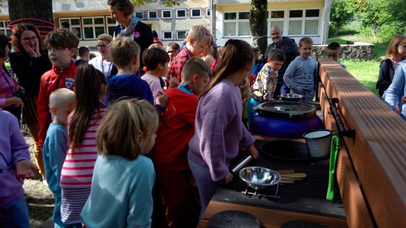 DCT Gdańsk wspiera sąsiadów. Kuchnia błotna już na placu zabaw SP nr 61 [WIDEO, ZDJĘCIA]-GospodarkaMorska.pl