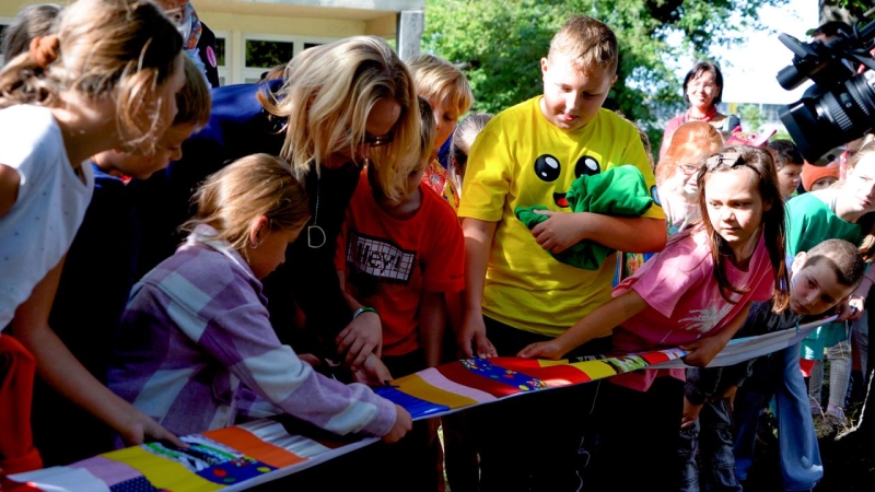 DCT Gdańsk wspiera sąsiadów. Kuchnia błotna już na placu zabaw SP nr 61 [WIDEO, ZDJĘCIA]-GospodarkaMorska.pl