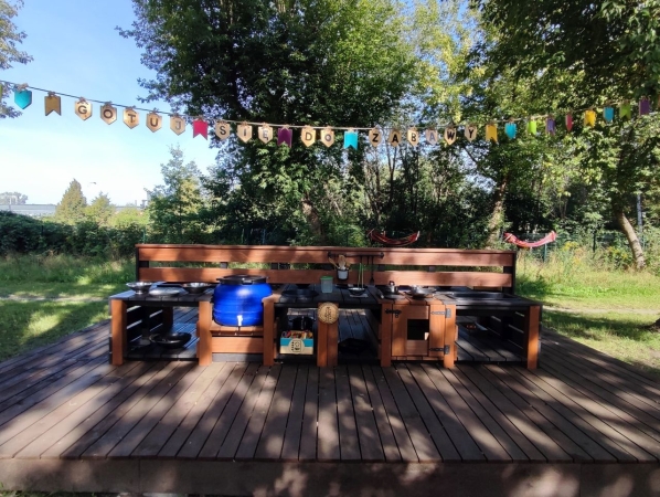 DCT Gdańsk wspiera sąsiadów. Kuchnia błotna już na placu zabaw SP nr 61 [WIDEO, ZDJĘCIA]-GospodarkaMorska.pl