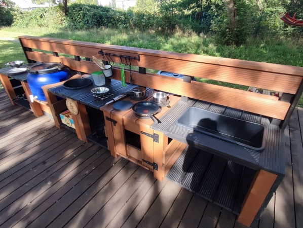 DCT Gdańsk wspiera sąsiadów. Kuchnia błotna już na placu zabaw SP nr 61 [WIDEO, ZDJĘCIA]-GospodarkaMorska.pl