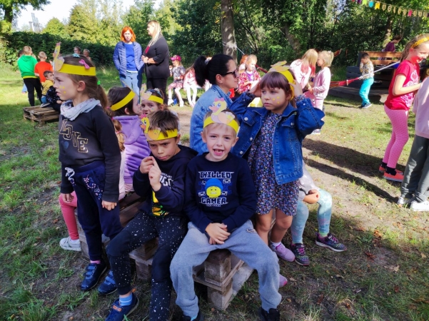 DCT Gdańsk wspiera sąsiadów. Kuchnia błotna już na placu zabaw SP nr 61 [WIDEO, ZDJĘCIA]-GospodarkaMorska.pl