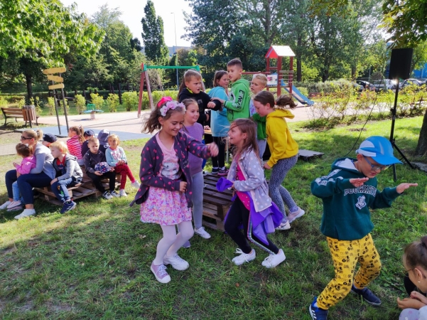 DCT Gdańsk wspiera sąsiadów. Kuchnia błotna już na placu zabaw SP nr 61 [WIDEO, ZDJĘCIA]-GospodarkaMorska.pl