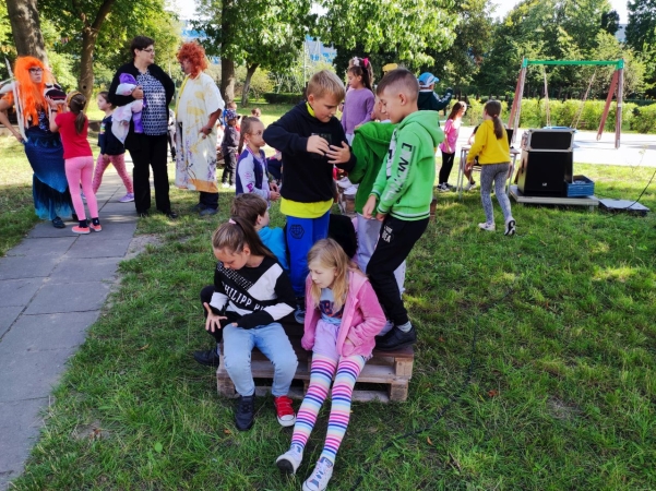 DCT Gdańsk wspiera sąsiadów. Kuchnia błotna już na placu zabaw SP nr 61 [WIDEO, ZDJĘCIA]-GospodarkaMorska.pl