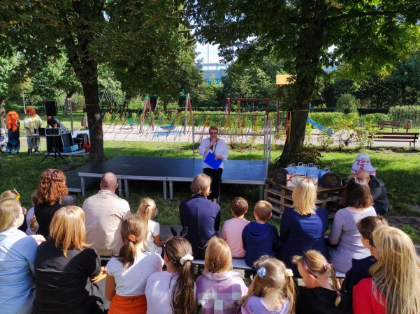 DCT Gdańsk wspiera sąsiadów. Kuchnia błotna już na placu zabaw SP nr 61 [WIDEO, ZDJĘCIA]-GospodarkaMorska.pl